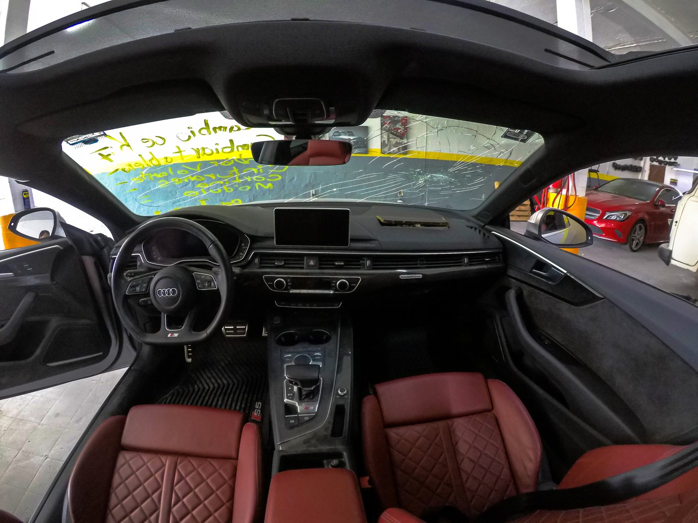 Interior completo de vehículo para revisión visual del sistema SRS