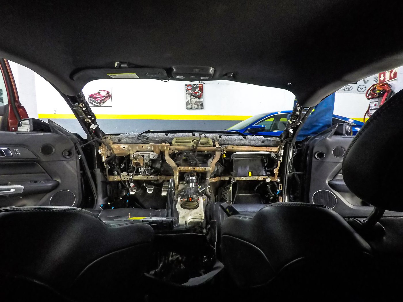 Interior de vehículo durante el acceso técnico para diagnóstico SRS